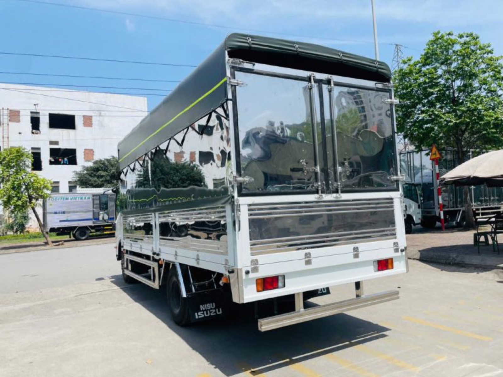 Isuzu NPR 400 thùng mui bạt