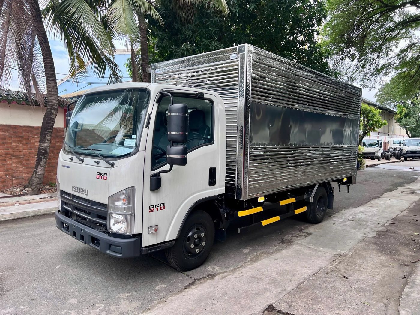 Isuzu QKR 210 thùng kín