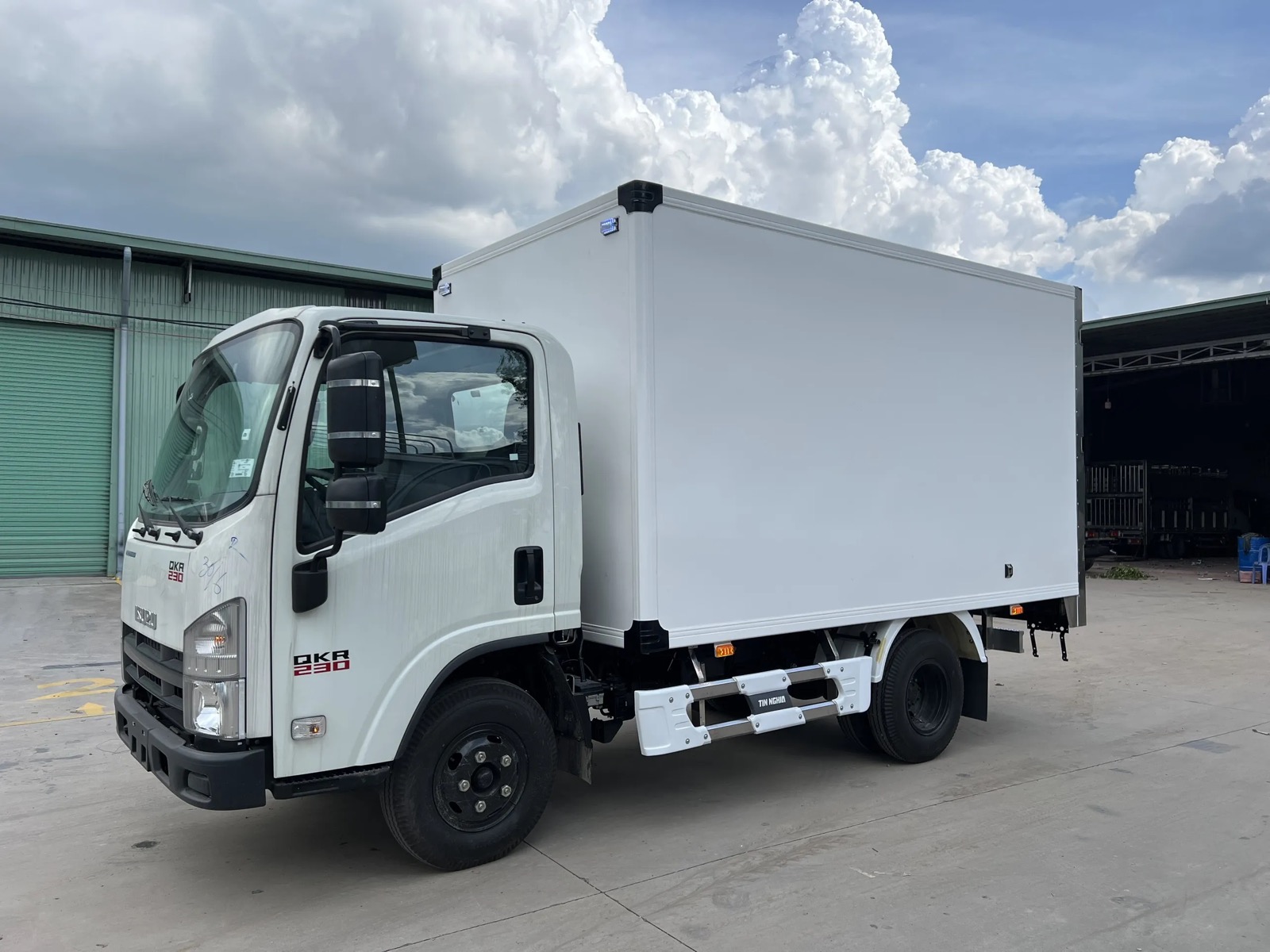 Isuzu QKR 230 thùng kín composite