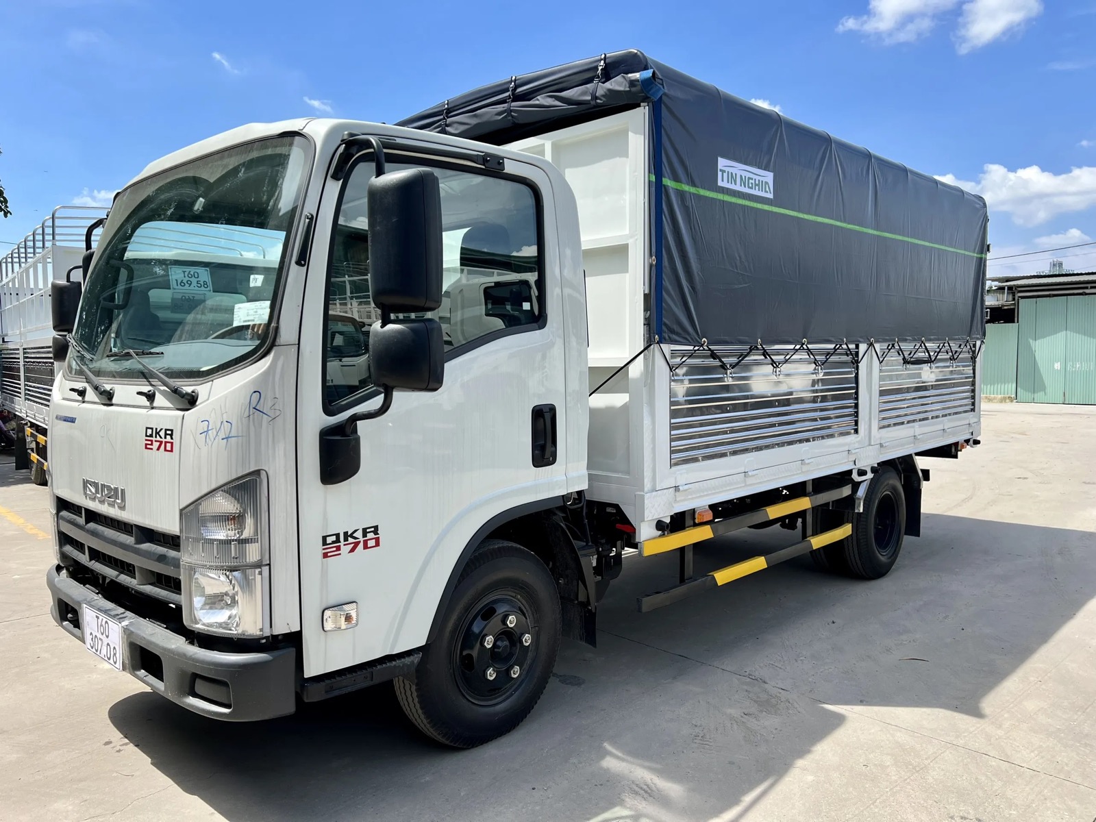 Isuzu QKR 270 thùng mui bạt